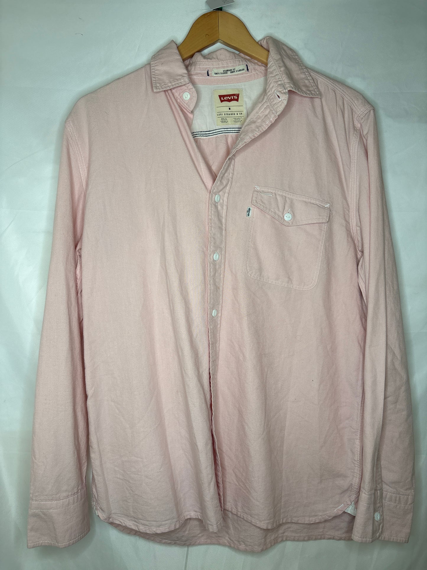 Levi’s button up dress shirt Standard fit